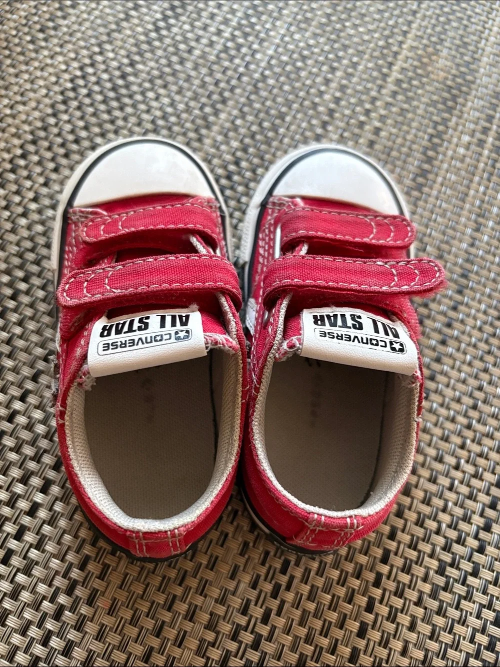 Converse bright red